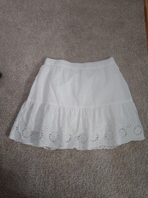 Kjol - Söt kjol med broderi Anglais från KappAhl i storlek 170 men sitter som xs/s. 💞