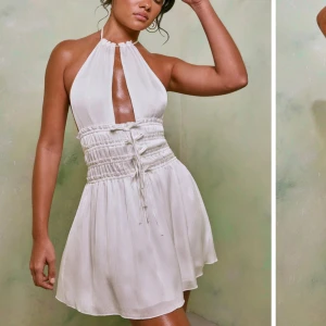 Oh Polly mini dress - Superfin vit kortklänning med halterneck och öppen rygg från Ohpolly. Klänningen är i storlek XS. 