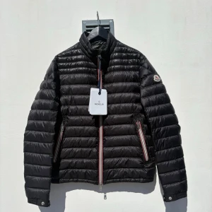 Moncler Daniel Jacket - Tjenare! Svart Moncler jacka i modellen; ”Daniel”. En jacka i riktigt bra skick, som är perfekt till vår och höst säsong. (Size: 2/M) (Skick: 4/5) (Retail: 13 500:-). Vi kommer att sälja jackan för nästan 80% rabatt; 3 000:-. Hör gärna av er vid frågor och funderingar. /Mvh, Morëtti Co. 