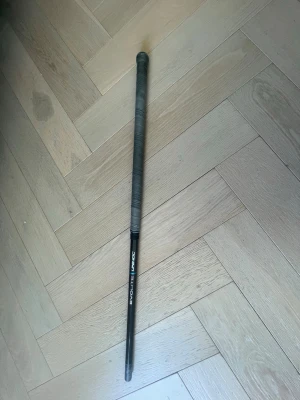 84 CM innebandy klubba  - Säljer en svart limited edition unihoc klubba 