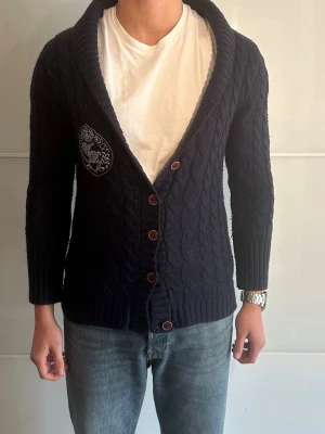 Stickad Kofta - Säljer nu denna snygga stickade kofta från Redbird, använd fåtalet gånger inga defekter och väldigt bekvämligt material🕺Modellen på bilden är 1,84 och väger 75kg, hör av dig vid vidare funderingar