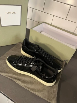  sneakers i lack - Helt nya och oanvända lack skor allt som visas i bilden medföljer skickas inom 24 timmar