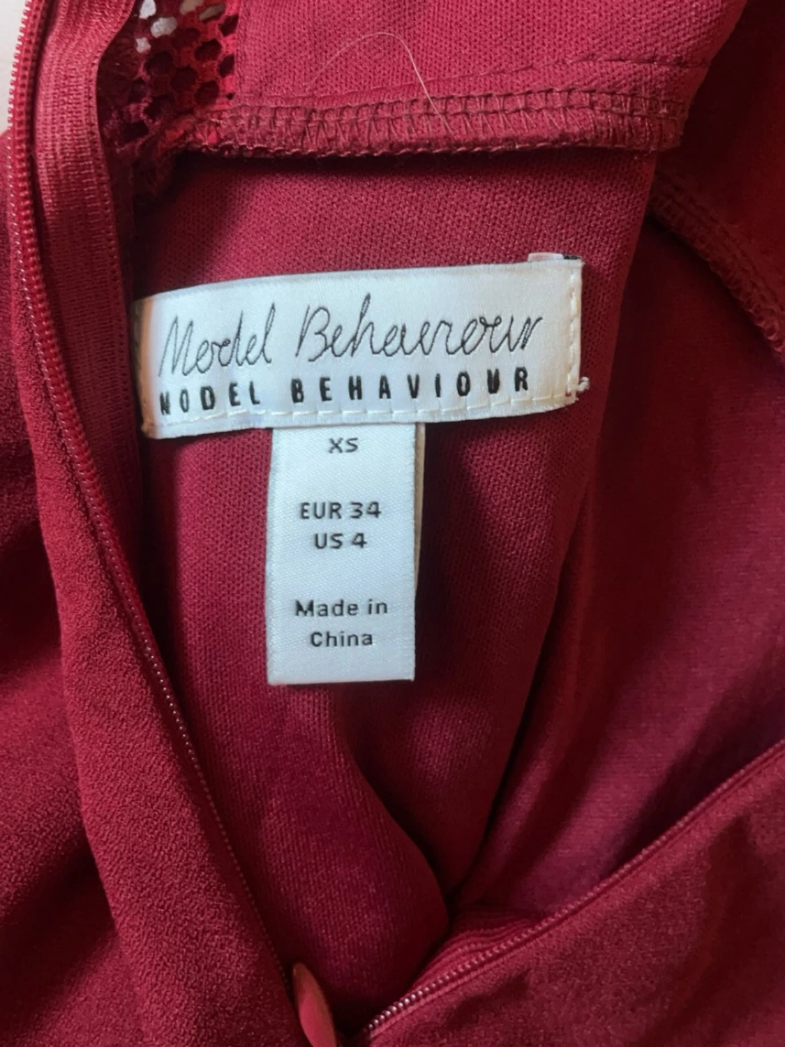 Röd ärmlös klänning med spetsdetaljer - 3