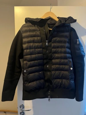 Moncler cardigan  - Tja, säljer en moncler cardigan riktigt stilig, trendig just nu. Perfekt för just viner och vår eftersom att den håller värme extremt bra. Storlek M, ett litet hål på framsidan därför priset är lite lägre. Skriv om du undrar något!