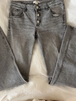 Grå jeans  Gina Tricot - Snygga grå jeans från Gina Tricot som inte kommer till användning💞💞