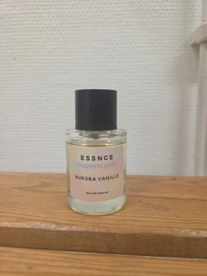 Aurora Vanille Essnce - Aurora Vanille Eau de Parfum från Essnce x Margareta Grääs. Se bild för hur mycket som är kvar i flaskan. Slutsåld limited edition.