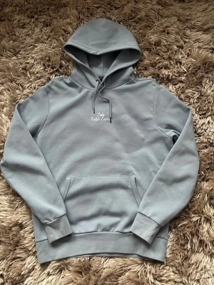 Polo Ralph Lauren Hoodie - Tjena! Säljer nu denna Polo Ralph Lauren Hoodien. Storlek S - Skick 10/10 - Nypris på denna är 2000 och mitt pris 999, (pris kan diskuteras vid snabb affär). Hör gärna av er vid minsta fundering/fråga. MVH JL STORE