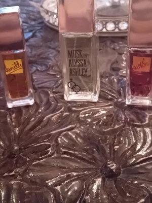 3 st parfymer från allyssa ashley  - 3 st parfymer från Alyssa Ashley. 1st Musk 50 ml från början som knappt är använd ,1 st coco vanilla 25ml  heller knappt använd plus 1st vanilla. Vill sälja dem eftersom dessa dofter inte passade just mig.