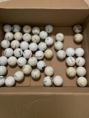 Golfbollar Titleist och blandade märken - En stor låda med golfbollar, mestadels vita och från olika märken som Titleist. Bollarna har klassisk rund form och är tillverkade i slitstarkt material med dimple-mönster. Perfekt för dig som vill fylla på golfutrustningen med många bollar.Det är unt 50-60 st hör av er vid frågor eller funderingar💯SKICKAR BARA VIA POSTNORD