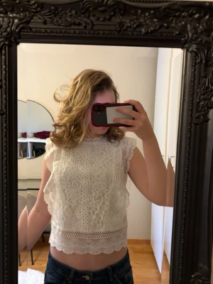 Vit spetsblus med volangdetaljer - Säljer min superfin vita topp i spets med vackra volangdetaljer vid ärmar och nederkant. Toppen är från only i storlek xs💗