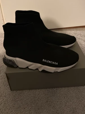 Balenciaga Speed Trainer sneakers svart - Säljer ett par svarta Balenciaga Speed Trainer sneakers med vit sula och tydlig logga på sidan. Helt nya aldrig använda. Storlek 44. Nypris 7999kr mitt pris 3200kr hör av er för mer info