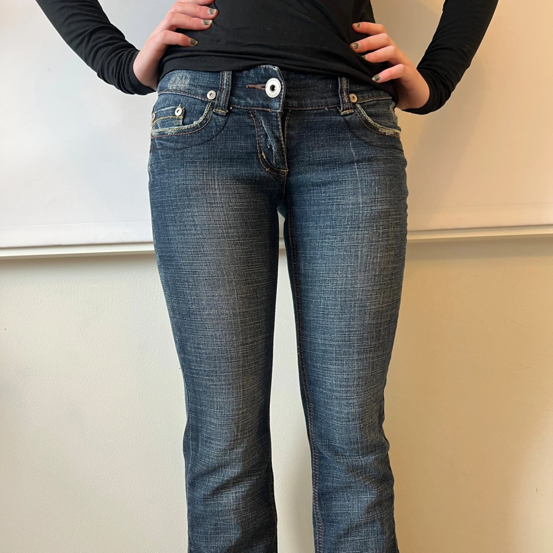 Blå lågmidjade jeans  - 1