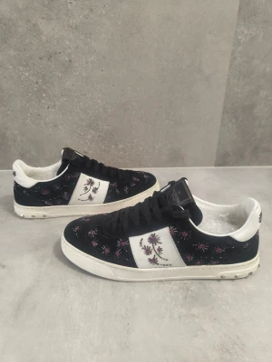 Valentino flycrew - Säljer ett par asfeta flycrews som har en unik design och är i perfekt skick. Meddela bara om ni har frågor eller funderingar!