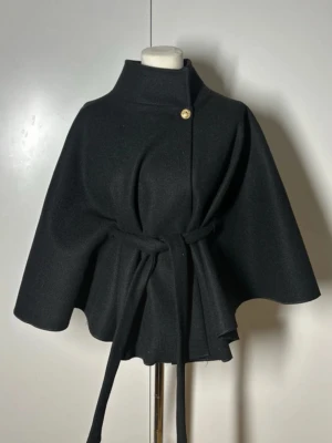 Poncho missay  - Poncho med knytband och guldknapp från missay i nyskick. Onesize, den passar mig som brukar ha xs-s i jackor.  Nypris 459kr + deras  frakt på 79kr.  Köp sker via köp nu, jag postar inom 24h. Kvar tills markerad såld