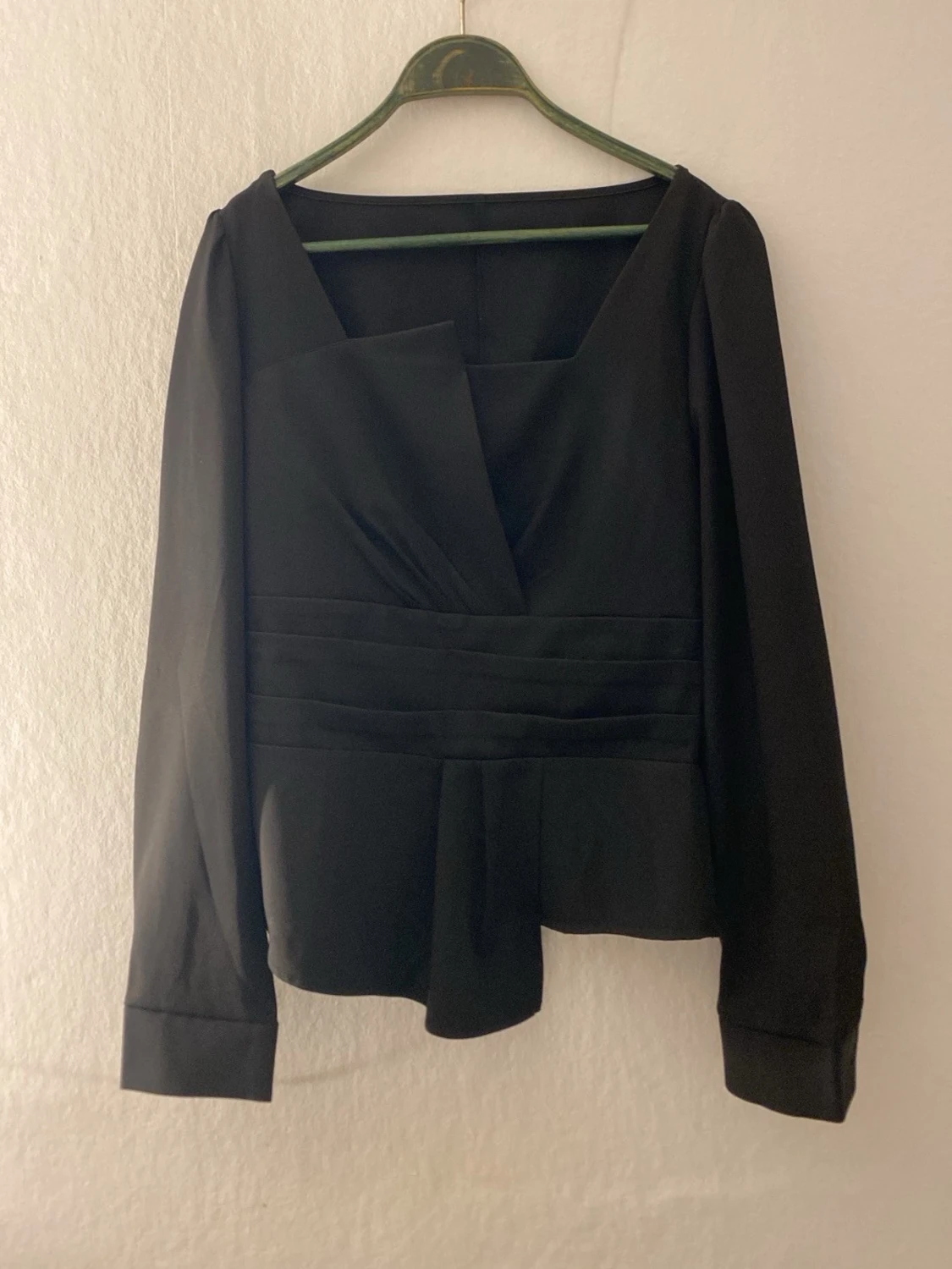 Svart asymmetrisk blus med v-ringning