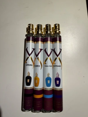 Opera, Coro, Erba Pura och Soprano.  - Fyra smidiga parfymprover från Xerjoff i smala glasflaskor med sprayfunktion. Setet innehåller dofterna Opera, Coro, Erba Pura och Soprano. 500 för 1. 1350 paket pris 