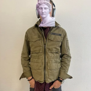  Zadig&voltair field jacket/overshirt  - Snygg olivgrön utilityjacka med fyra stora fickor framtill och dragkedja. Jackan har klassisk krage och justerbara muddar. Tillverkad i ett slitstarkt bomullstyg och har en avslappnad passform. Perfekt för lager på lager och lite laidback stil. 