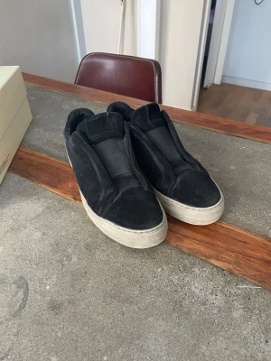 Axel Arigato laceless - Axel Arigato laceless storlek 44, världigt bra skick förut sulorna. Allt man får när man beställer skorna får man med 