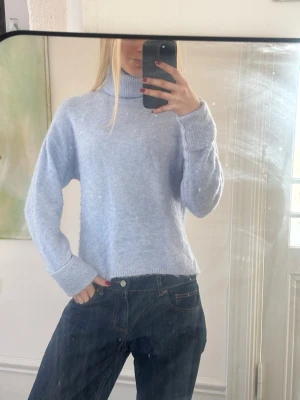 Ljusblå stickad polotröja från Magasin Du Nord🩵 - Säljer denna superfina ljusblå stickade polotröjan från Magasin Du Nord🩵