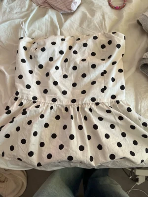 Prickig tubtopp från Bik Bok - Sommartopp/ festtopp från bikbok.