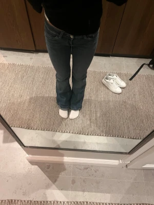 Blå Jeans - Säljer ett par snygga orginal jeans ifrån Nelly. I st 34 och är skräddaruppsydda så de passar mig som är 164 cm perfekt. Går enkelt att sprätta annars. Har snygg passform och är använda en gång. Nypris: 699kr Skriv vid frågor eller bilder💕