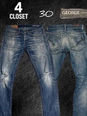 Blå Dondup George Jeans 30 - Extremt feta blå jeans ifrån Dondup med den klassiska modellen George! Jeansen har unika slitningar med en riktigt snygg wash. Skick - Mycket bra✅ Storlek - 30✅ Kontakta för frågor och eventuella prisförslag, priset går att diskutera!🤝