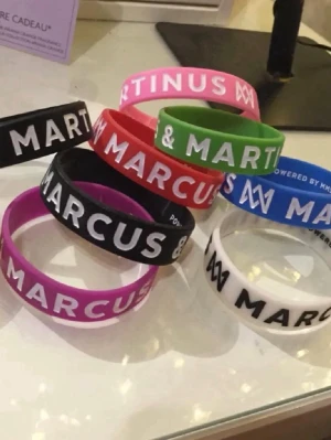 Marcus & Martinus  - Säljer massa M&M armband. Alla är från gamla modellen som inte går att få tag på, vissa är sålda från bilden men dessa finns kvar! 🩷  2 blå 2 svarta 2 rosa 1 vit  Alla för 500kr