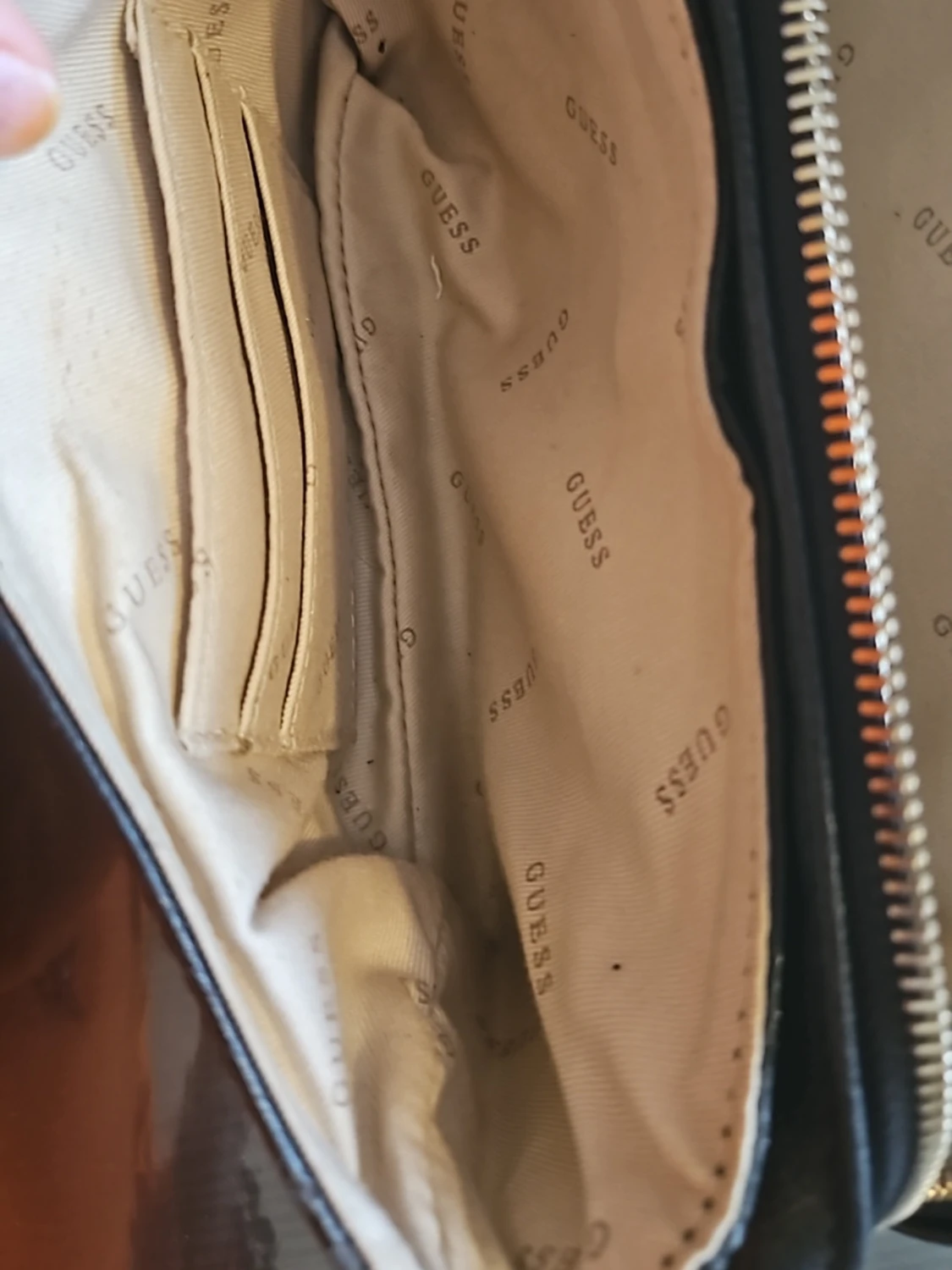 Svart handväska från Guess - 3