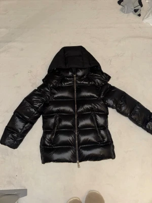 Massimo dutti vinterjacka - Trendig massimo dutti jacka med matt luva. Är storlek xs men skulle säga att den är stor på mig som bär xs. Passar mer s/m. Använd fåtal gånger och har inga skador alls, som ny. Fråga gärna vid fler frågor