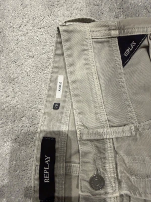 Beige Replay jeans modell Anbass - Snygga beige jeans från Replay i modellen Anbass. Skick: nyskick aldrig andvända. Storlek:29x32. Måtten står på bilderna. Hör av er vid frågor. 🙌 postar samma dag eller dagen efter 🚚📦. 