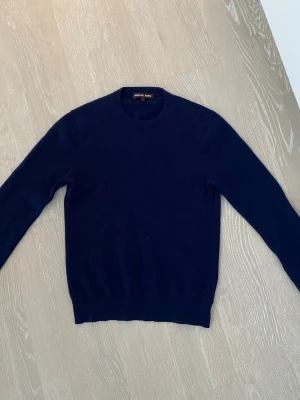 Kashmir tröja Michael Kors  - Säljer en kashmir tröja ifrån Michael Kors i mörkblå/navy. Tröjan är i 100% kashmir och riktigt schysst faktiskt. Den är i bra skick och inget nopper. Nypris ~3000 kr. Hör av er vid frågor och funderingar! 