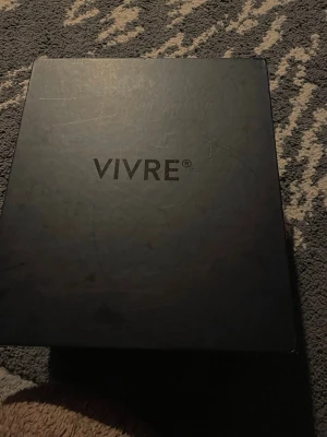 VIVRE IPL hårborttagningsapparat - Säljer en VIVRE IPL hårborttagningsapparat i ljusrosa med flera utbytbara huvuden och skyddsglasögon. Perfekt för smidig och effektiv hårborttagning hemma. Kommer i originalförpackning med allt tillbehör.