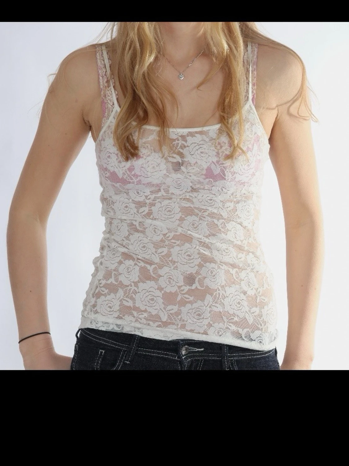 Vit spetslinne med blommönster