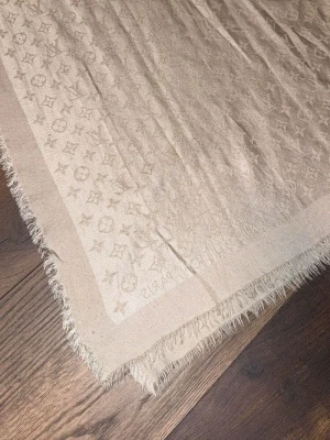 Louis Vuitton halsduk  - Tunn men go halsduk från Louis Vuitton, har inte kommit till någon användning på senaste så tänkte att jag kan lika med bli av med den, bara halsduken följer med.