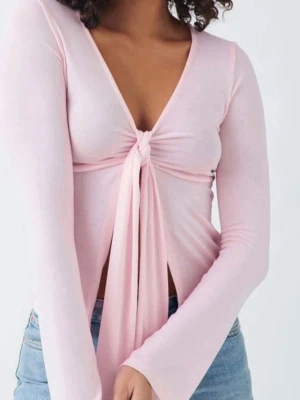 Ljusrosa omlott-topp med knyt  - En ljusrosa topp med lång ärm och djup v-ringning✨Toppen har en snygg knytning framtill som kan knytas som rosett🎀Toppen är från Gina Tricot i storlek M, mycket fint skick❣️Bara att skriva om du har några frågor!💌