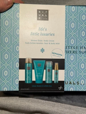 Ny! Rituals Life's Little Luxuries set - Ny! Presentbox karma. Lyxigt presentkit från Rituals med duschskum, kroppskräm, body lotion mousse samt hår- och kroppsmist. Doft av lotusblomma och vitt te. Snygg blå förpackning, Sephora exklusiv. Perfekt för dig som vill testa flera produkter från Rituals.