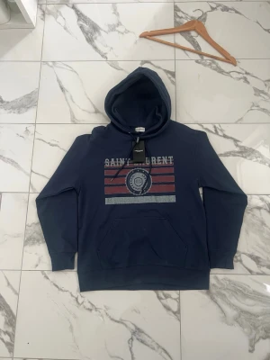 Marinblå Yves Saint Laurent hoodie - Marinblå Y Saint Laurent hoodie 💙✨ Storlek M – clean fit- taggen avdragen men finns! Tidlös färg som funkar året runt.  Pris kan diskuteras 💬 Hör av dig vid intresse!                                                           