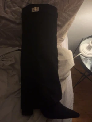 Svarta knähöga boots från Lululia - Stilrena svarta knähöga stövlar från Lululia i mockaimitation. Aldrig använda, i storlek 38!