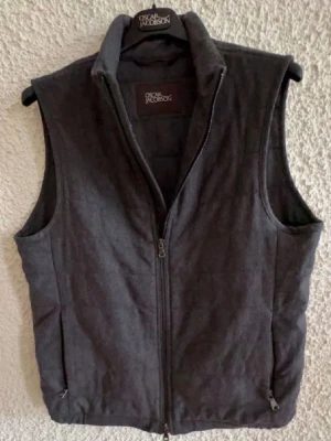 Oscar Jacobson väst - Tja säljer nu min väst från Oscar Jacobson. Den är i väldigt bra skick. Storleken är 48 vilket motsvarar M. Nypris 3000kr 