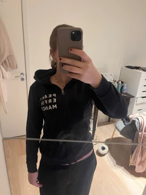 Mörkblå Peak Performance hoodie - Säljer en mörkblå hoodie från Peak Performance med dragkedja och vit logga på bröstet. Den är väl använd därav lite sliten färg men finns inga andra skador.