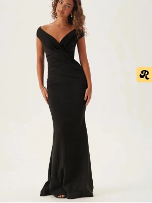 Svart långklänning med v-ringning - Jättefin balklänning ifrån bubbleroom. Slutsåld på hemsidan där den kostar 999 kr. Storlek s men passar m också. Kom gärna privat för egna bilder💕