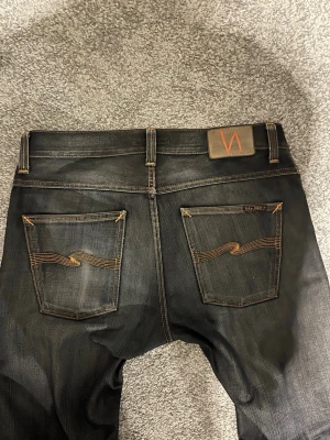 Nudie jeans i Dude dan modell - -Storlek:W31L34                                                            -Straight fit                                                                      Har blivit använda ett par gånger och är darför inte i toppskick, men har på denntiden fått lite schyssta märken-t.ex vid knävecken och backfickor. Hör av er vid frågor 
