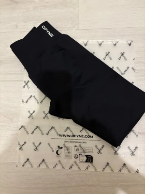 Leggings Dfyne Impact - Nya Dfyne leggings i färgen midnight black, storlek M. Säljer då dom inte passar och jag har redan köpt i en större storlek. Nypris ca 530 kr + frakt. 