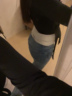 Blåa bootcut jeans med mid waist  - Säljer ett par blåa skinny jeans med mid waist och klassisk femficksdesign. Jeansen har en tight passform och är perfekta för en trendig vardagslook. Materialet är stretchigt denim som sitter snyggt och bekvämt. Från Gina Young i storlek 152/164, oanvända