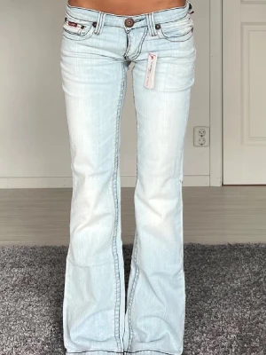 Jeans - Midjemått: 38cm rakt över, innerbenslämgd: 81cm 💗