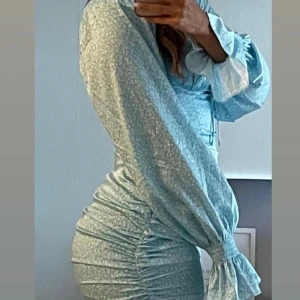 Adoore klänning  - Klänning från adoore.  Slutsåld.   Använd vid ett bröllop.  Har massa fler bilder om det önskas  Storlek 38   Inköpt för 1700 kr 