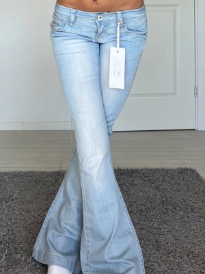 Jeans - Midjemått: 37cm rakt över, innerbenslängd: 82cm 💗