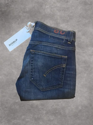 Dondup jeans Marinblå - Feta dondup jeans! Storlek: W28 L32 (Längd: 99cm). Marinblå. Modellen är 180cm och väger ca 60kg. Nyskick med tags!