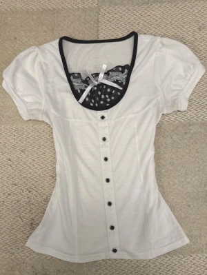 Vit babydoll topp  - Supersöt vit topp med puffärmar och knappar!! Den har en figurnära passform och är i bra skick❤️❤️ skulle säga storlek xs men den har ingen lapp och jag tror den passar s också