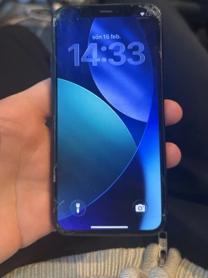 iPhone 11 Pro mörkgrön - Säljer en iPhone 11 Pro i snygg mörkgrön färg med tre kameror på baksidan. Telefonen har en stilren design med rundade hörn och glasbaksida. Perfekt för dig som gillar Apples premiumkänsla och vill ha en mobil med grym kamera och OLED-skärm. Lite sprucken men fullt fungerande.